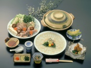 ふぐ鍋 写真は1人前13,200円のコース (ふぐ刺し・ふぐ鍋は3人盛り ひれ酒・デザート付)※天然ものは時価 ふぐ鍋 写真は1人前13,200円のコース (ふぐ刺し・ふぐ鍋は3人盛り ひれ酒・デザート付)※天然ものは時価
